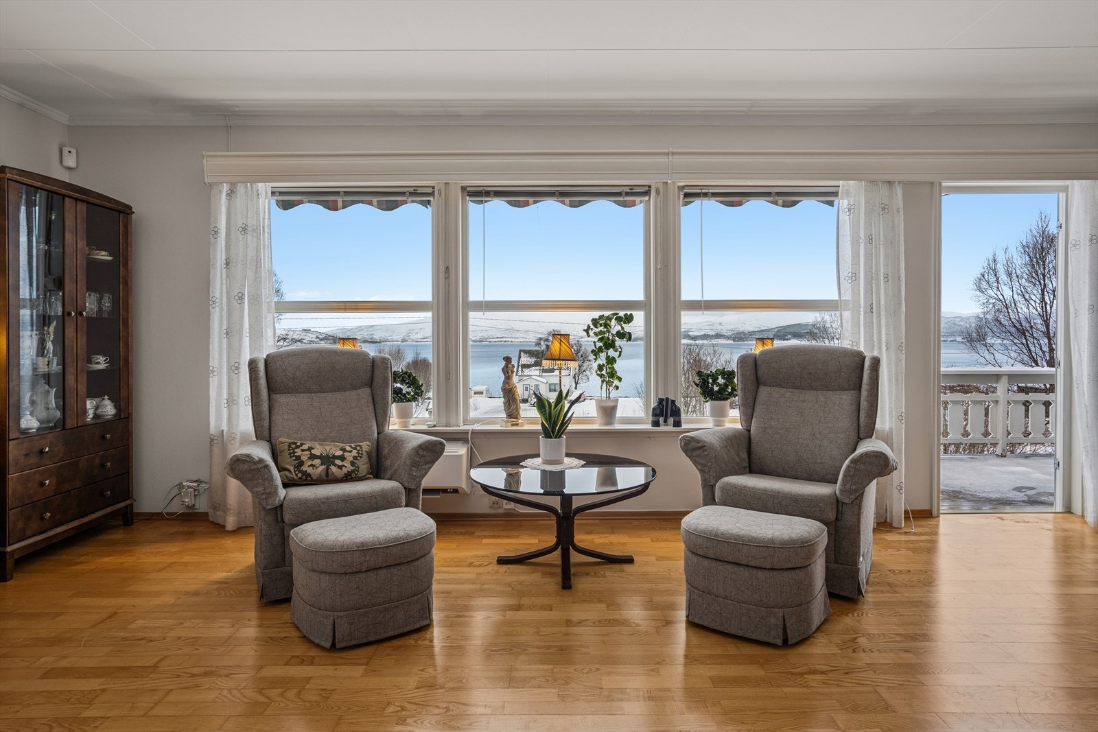 God utsikt og utgang til vestvendt veranda Galleribilde