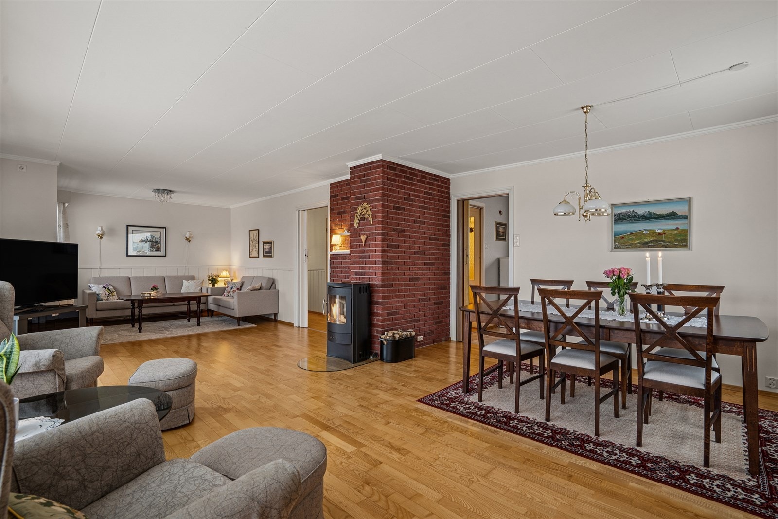 Stuen er romslig med flere soner Galleribilde