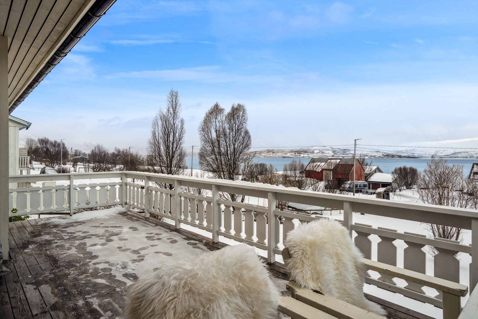 Stor vestvendt veranda med fantastisk utsikt og svært gode solforhold Galleribilde