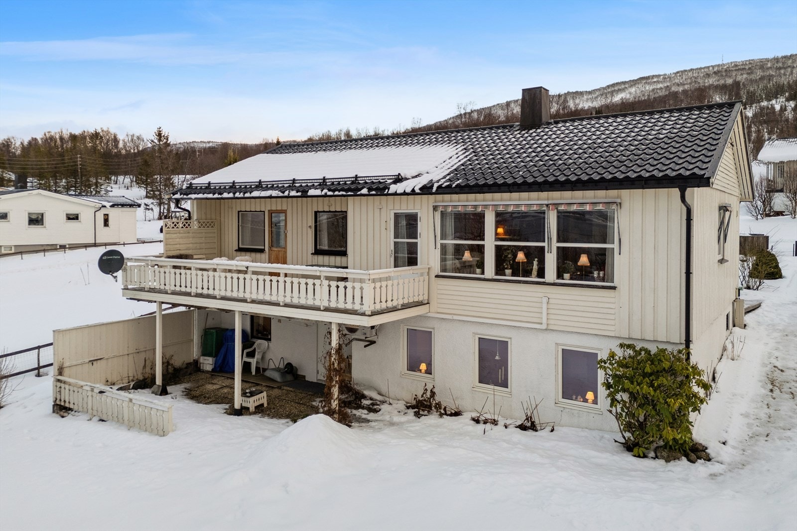 Boligen er over 2 plan med innredet u.etg. med egen inngang Galleribilde