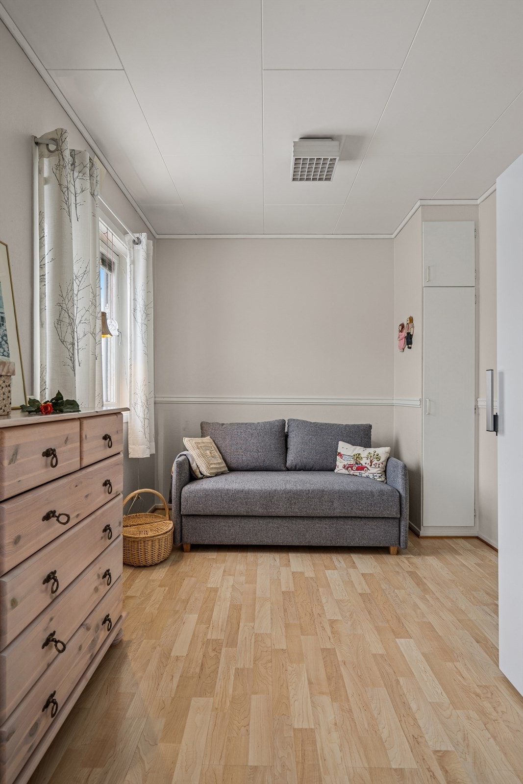 Soverom i 1.etg. hvor 2 rom er gjort om til ett større Galleribilde