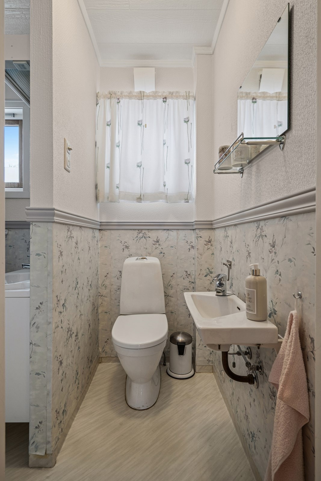 Badet i 1.etg. med egen sone for wc og liten håndvask Galleribilde