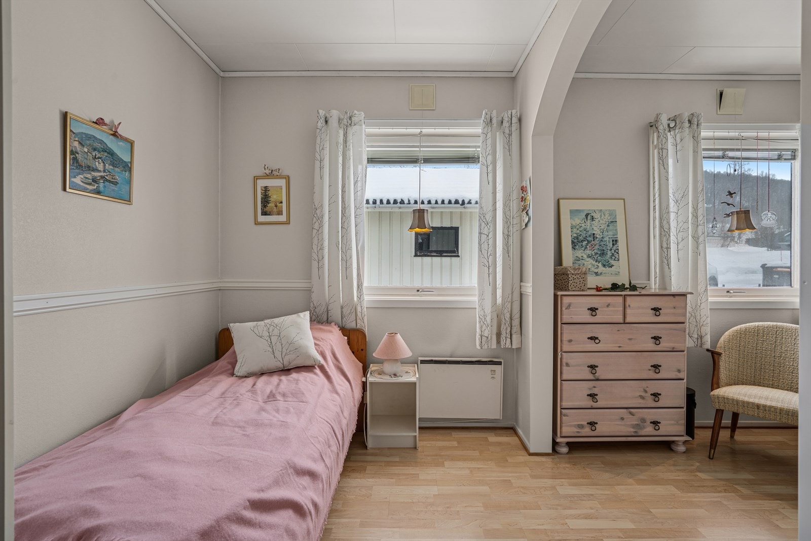 Soverom i 1.etg. hvor 2 rom er gjort om til ett større Galleribilde