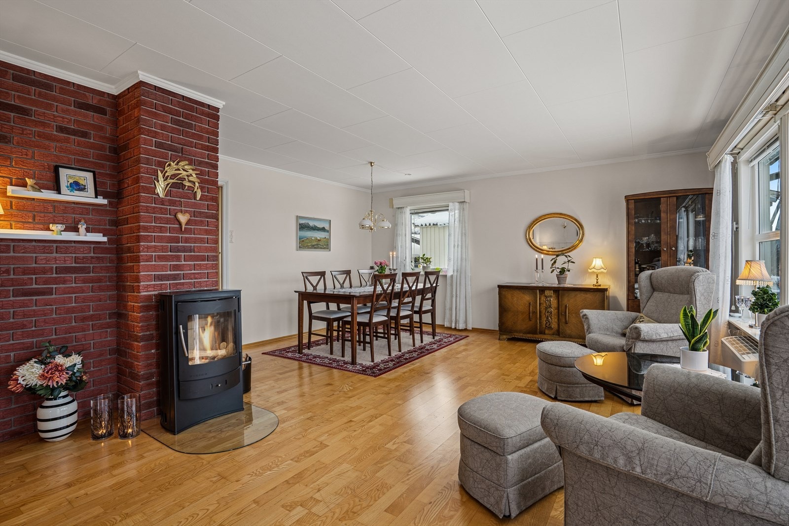 Stuen er utstyrt med vedfyring Galleribilde