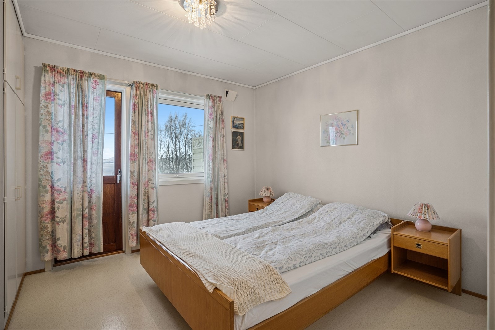 Soverom i 1.etg. med utgang til vestvendt veranda Galleribilde