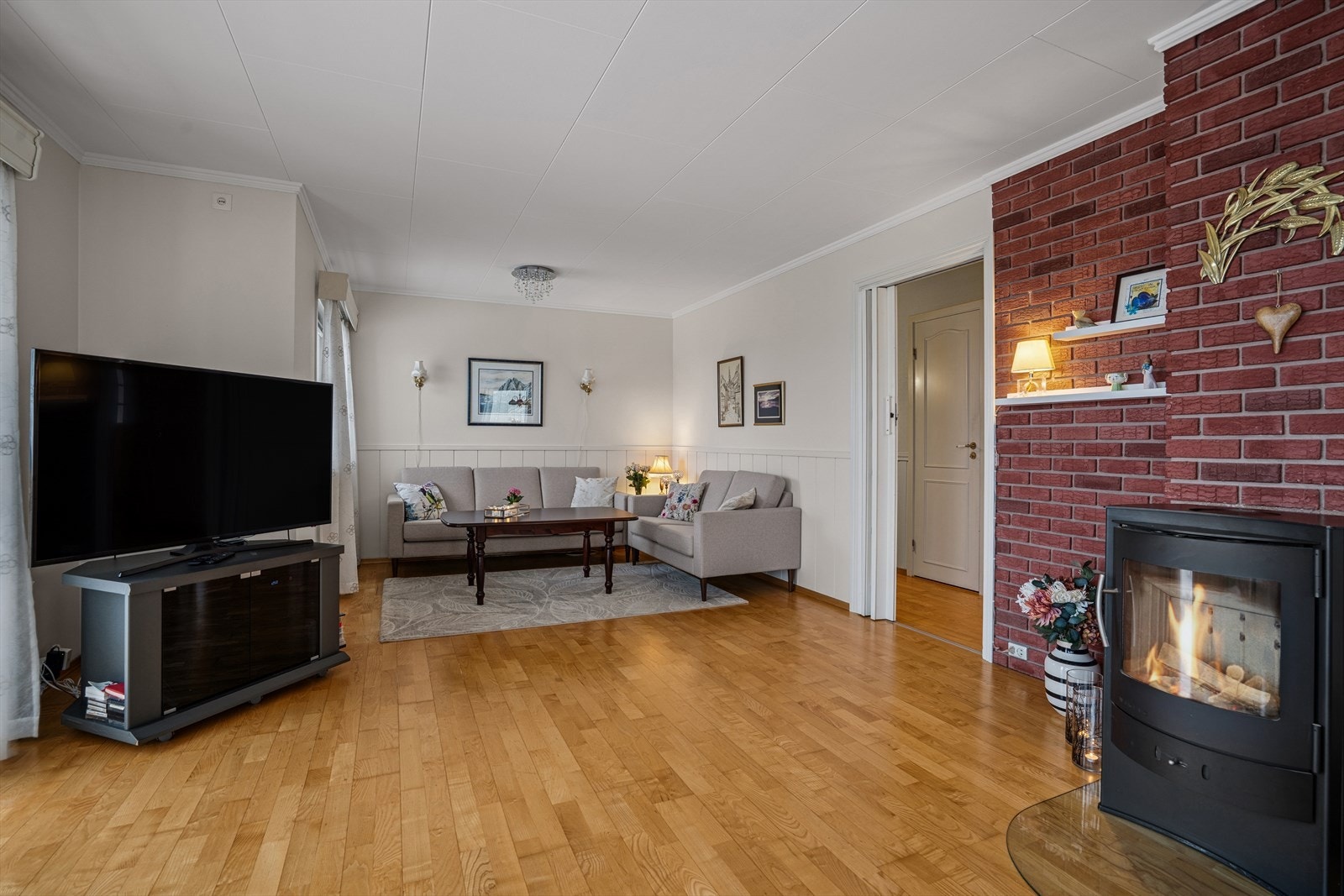 Vedovn plassert sentralt i stuen gir god varme Galleribilde