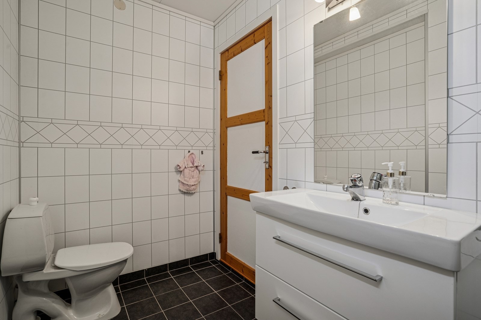 Badet i u.etg. har flislagt gulv og varmekabler. Utstyrt med wc Galleribilde