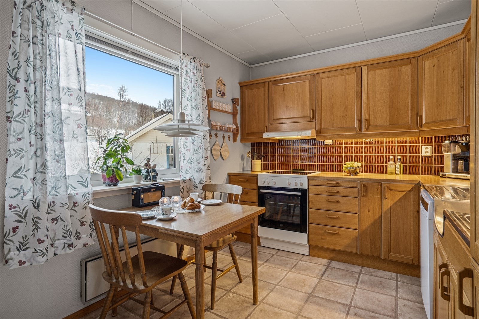 Kjøkken med innredning fra 80-/90-tallet Galleribilde