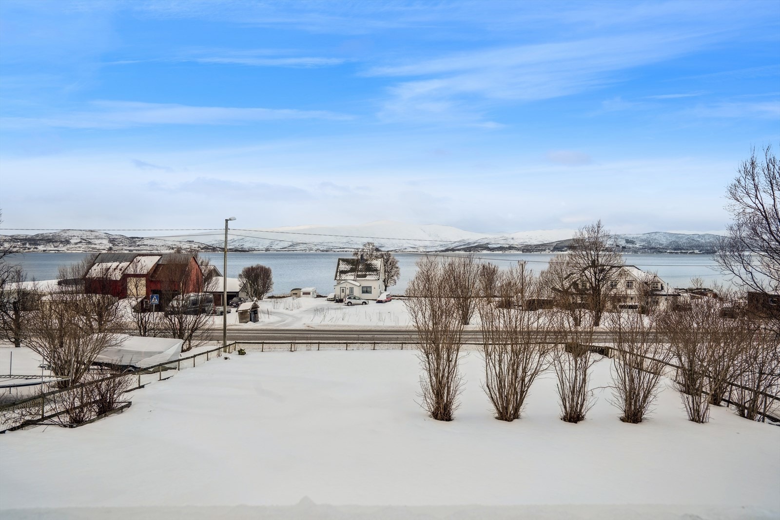 Vestvendt utsikt over sundet og deler av Tromsøya og Kvaløya Galleribilde