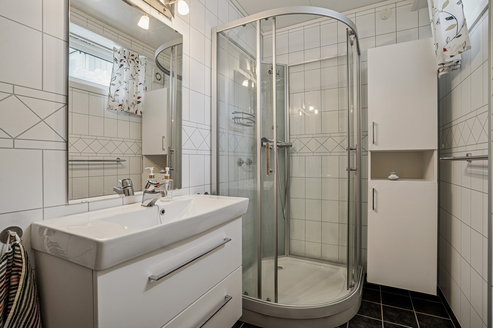 Badet i u.etg. har flislagt gulv og varmekabler. Utstyrt med dusjkabinett Galleribilde