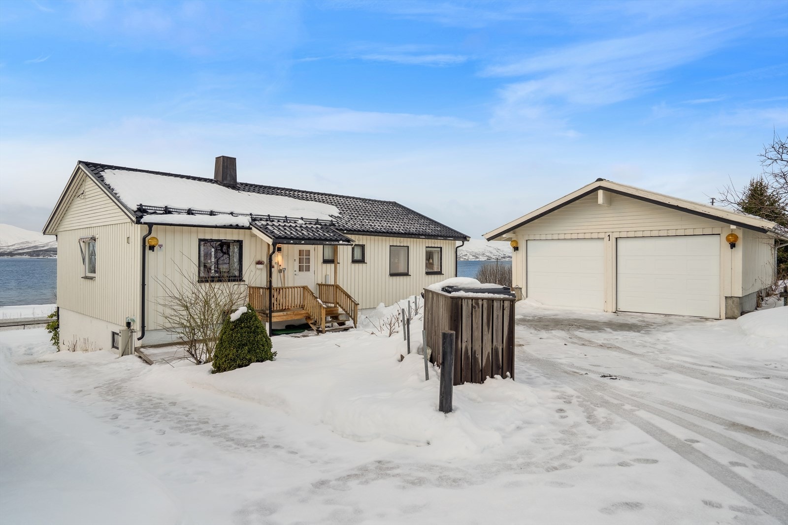 Enebolig over 2 plan med stor, frittstående dobbelgarasje og stor flott tomt Galleribilde