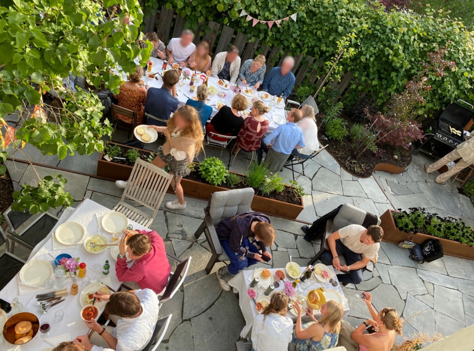 Selgers sommerbilde av hage/terrasseområde. Galleribilde