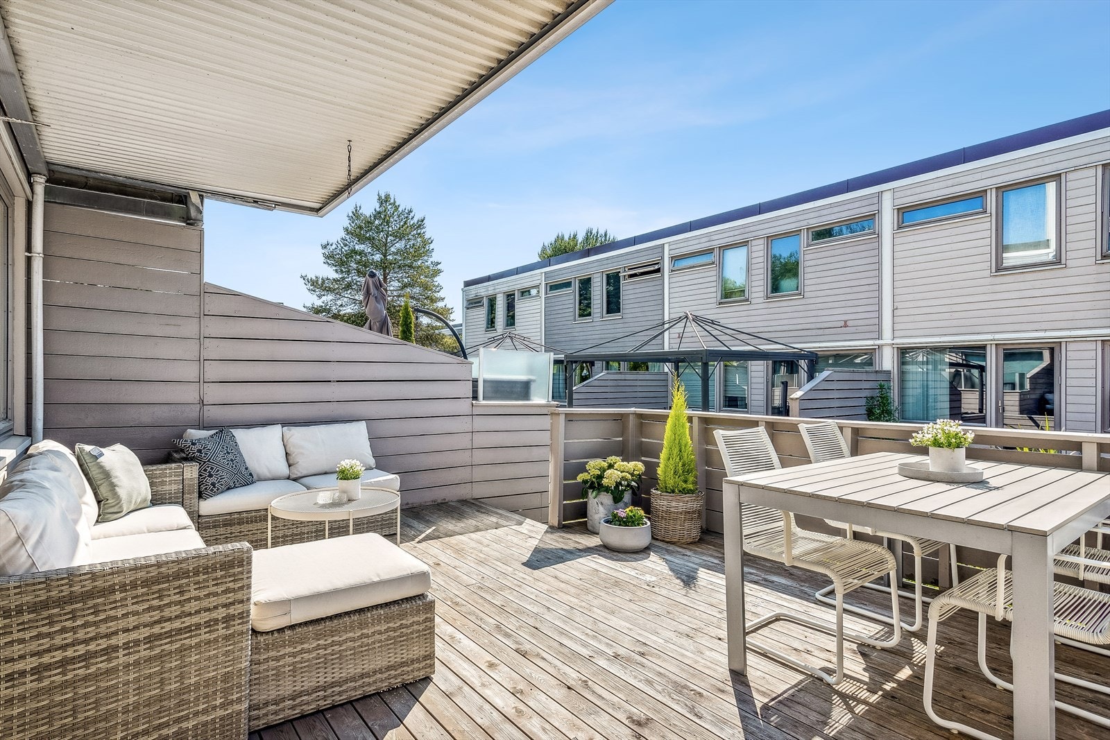 På motsatt side er en vestvendt terrasse på 21 kvm. Bildet er tatt ved sist omsetning i 2023. Galleribilde