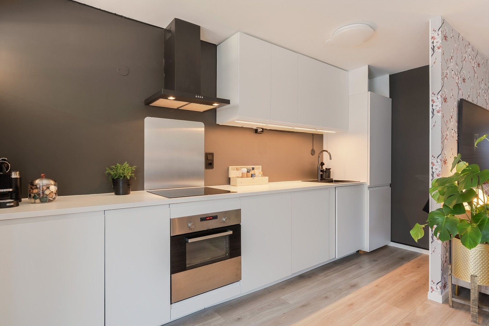 Det er gode arbeidsflater og medfølgende hvitevarer i form av stekeovn, platetopp, oppvaskmaskin og kombiskap. Galleribilde