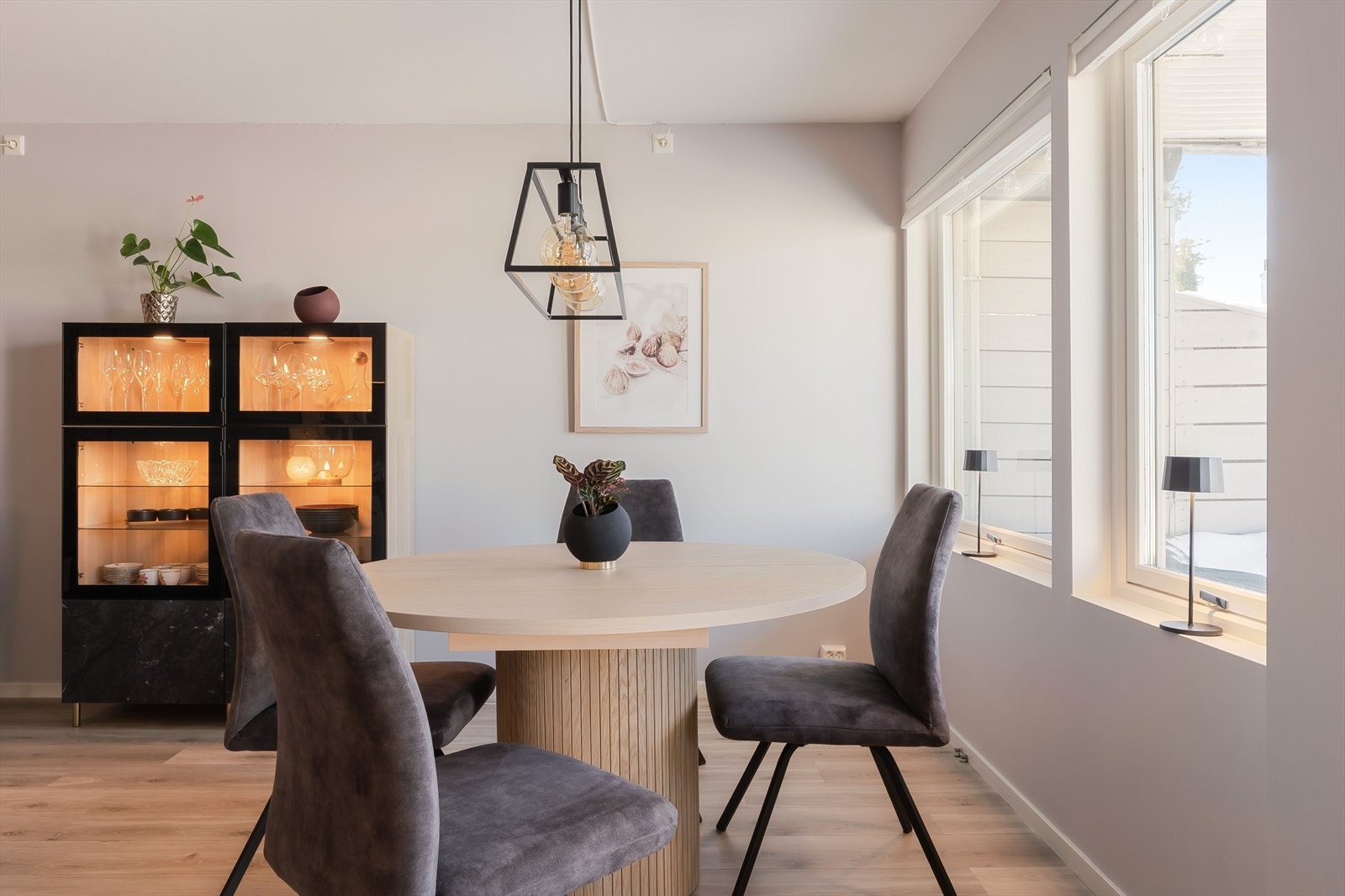 Det er oppvarming via vannbåren varme i radiator (entré) som er inkludert i de månedlige felleskostnadene. Radiatorene i stue og soverom er frakoblet, da de ikke har vært i bruk av nåværende eller tidligere eier. Eventuell tilkobling besørges av ny eier. Galleribilde