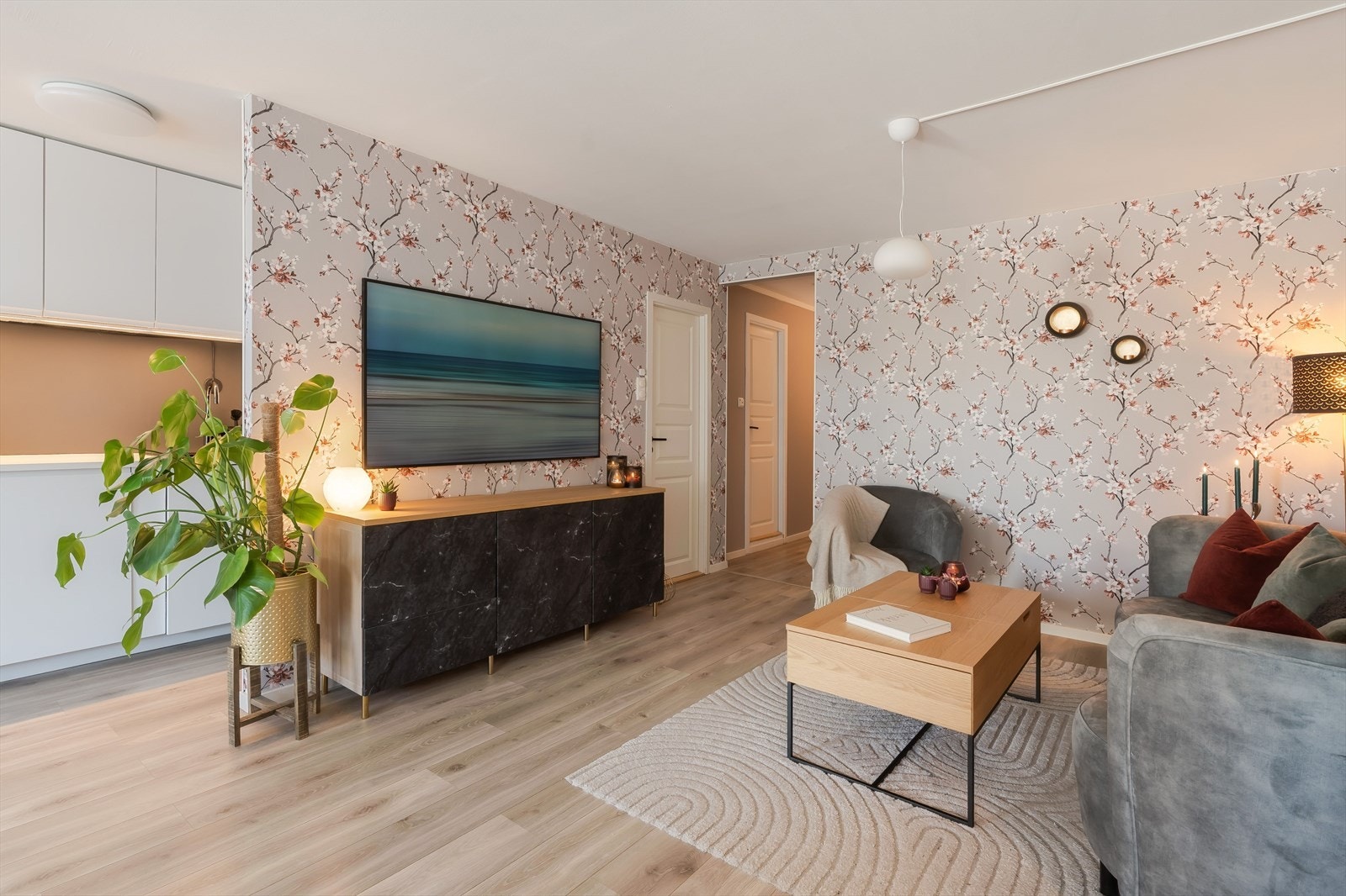 Oppholdsrommet i form av stue og kjøkken måler 29,5 kvm med god plass til sofagruppe, mediemøblement og spisegruppe. Galleribilde