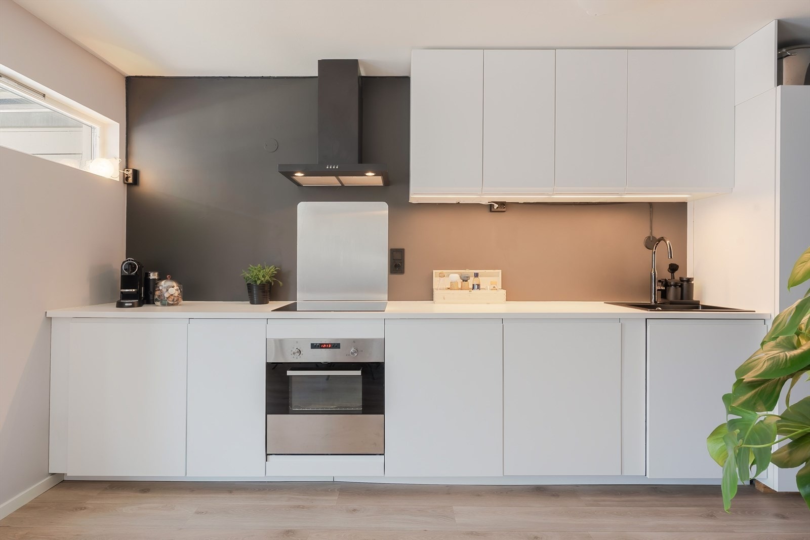 Store arbeidsflater gjør matlagingen enkel, og fraværet av overskap på den ene siden bidrar til en luftig romfølelse. Galleribilde