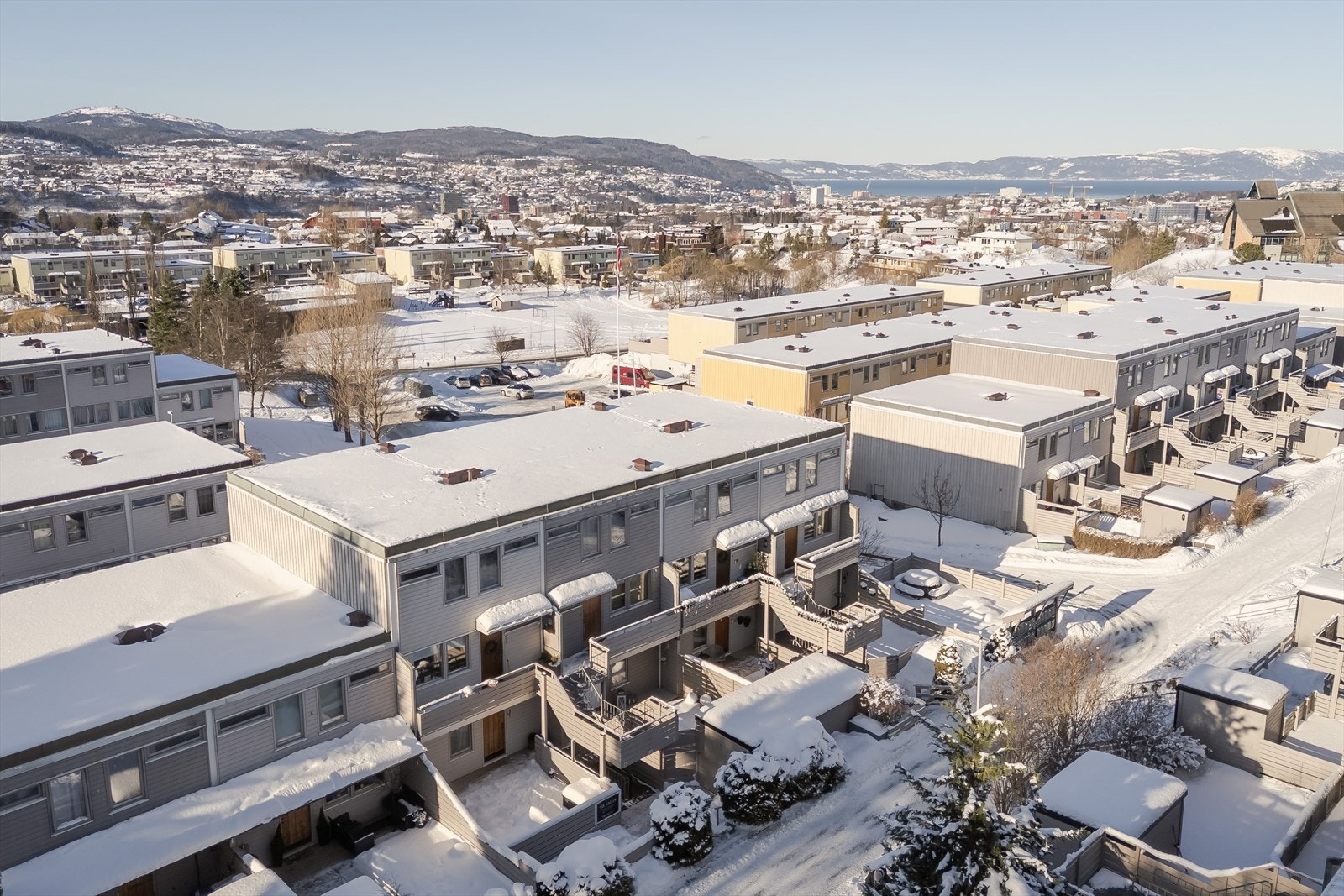 Andelen har ingen egen parkeringsplass, men det er flere biloppstillingsplasser på fellesområder i borettslaget. Galleribilde