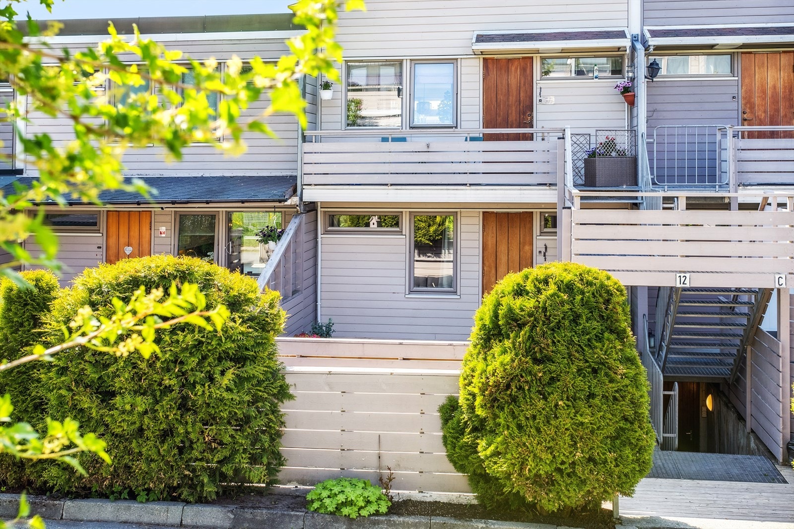 Leiligheten byr på gode lagringsmuligheter med en privat bod i kjelleren på 16 kvm. I tillegg disponerer man en bod på 21 kvm som deles med én nabo. Galleribilde