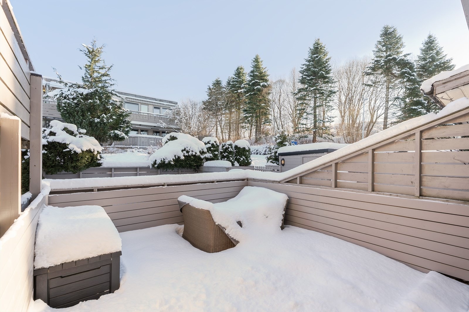 Ved inngangspartiet er en stor østvendt terrasse med morgen- og formiddagssol. Galleribilde