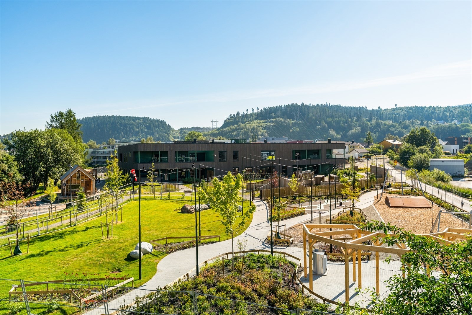 Det er flere barnehager i nærområdet, blant annet Sollia barnehage og Preg Risvollan barnehage, begge kun 4 minutters gange fra leiligheten. Galleribilde