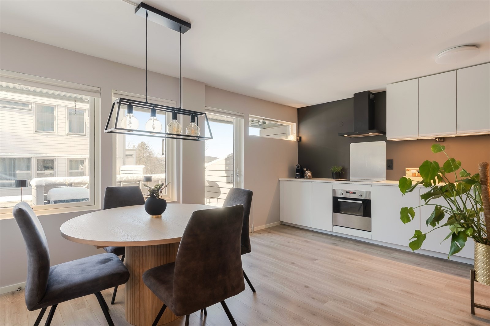 Med sitt tidløse uttrykk og smarte utforming er kjøkkenet både praktisk og innbydende. Galleribilde