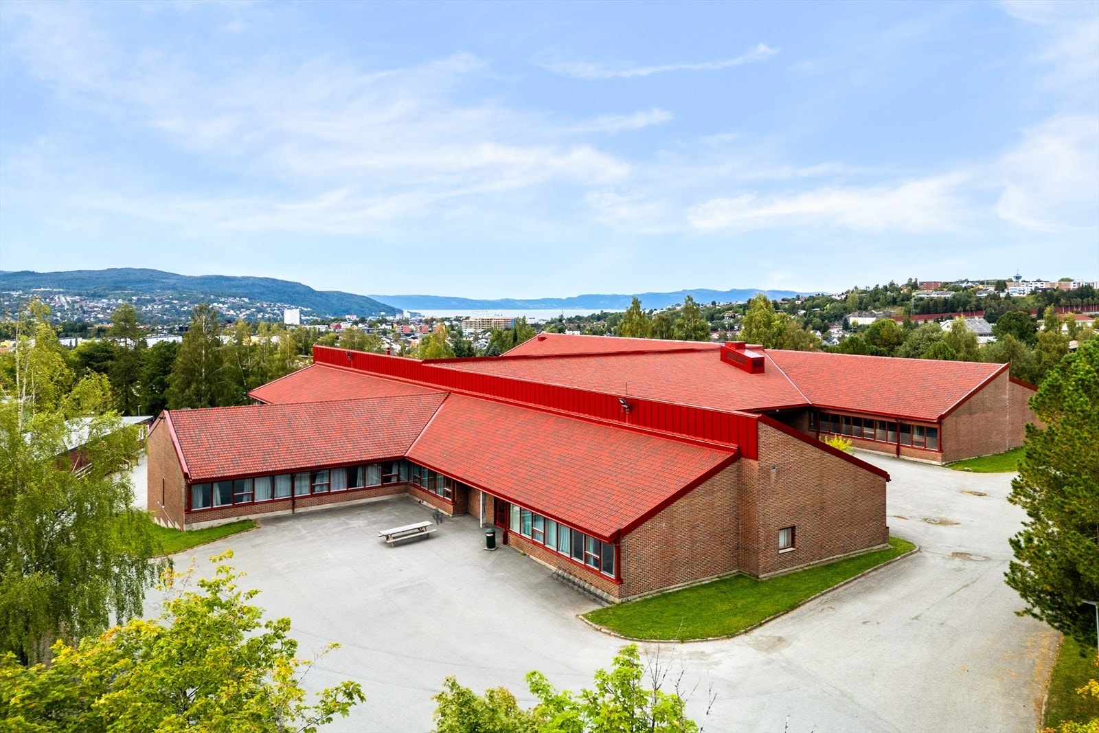 Hoeggen ungdomsskole ligger med kort sykkelavstand fra leiligheten. Galleribilde