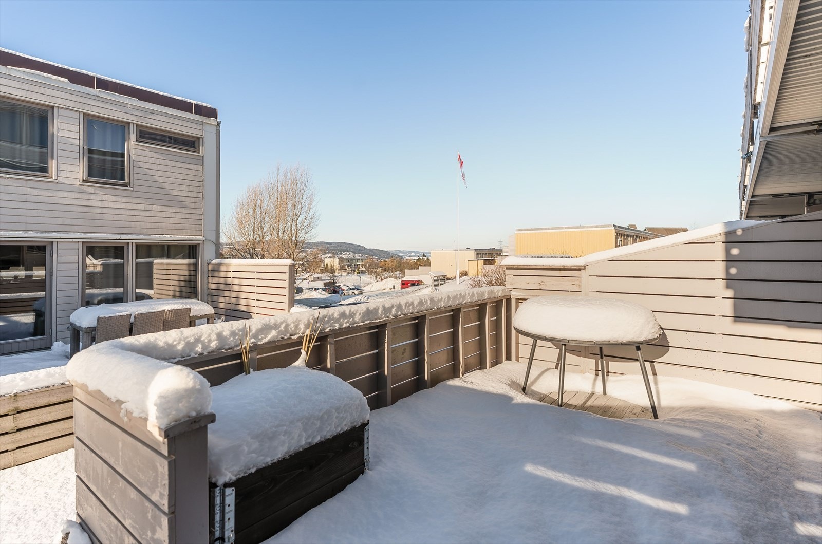 Med uteplasser på begge sider av bygget har man mulighet til å flytte seg etter solen og nyte den gjennom hele dagen. Galleribilde