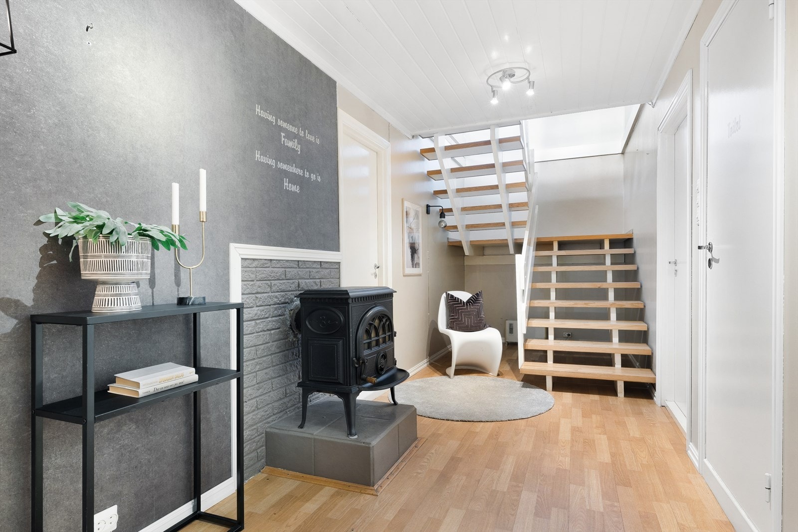 Gang i kjeller med tilkomst til Kjellerens soverom, verkstedbod, boder og vaskerom Galleribilde