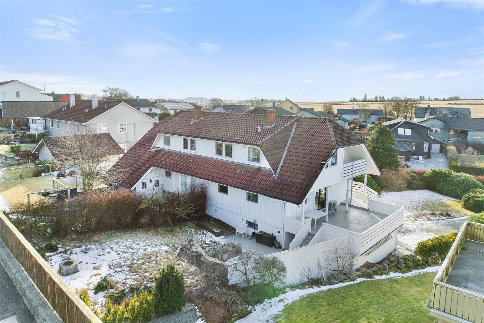 Grøntområde både på fremsiden og baksiden av boligen Galleribilde