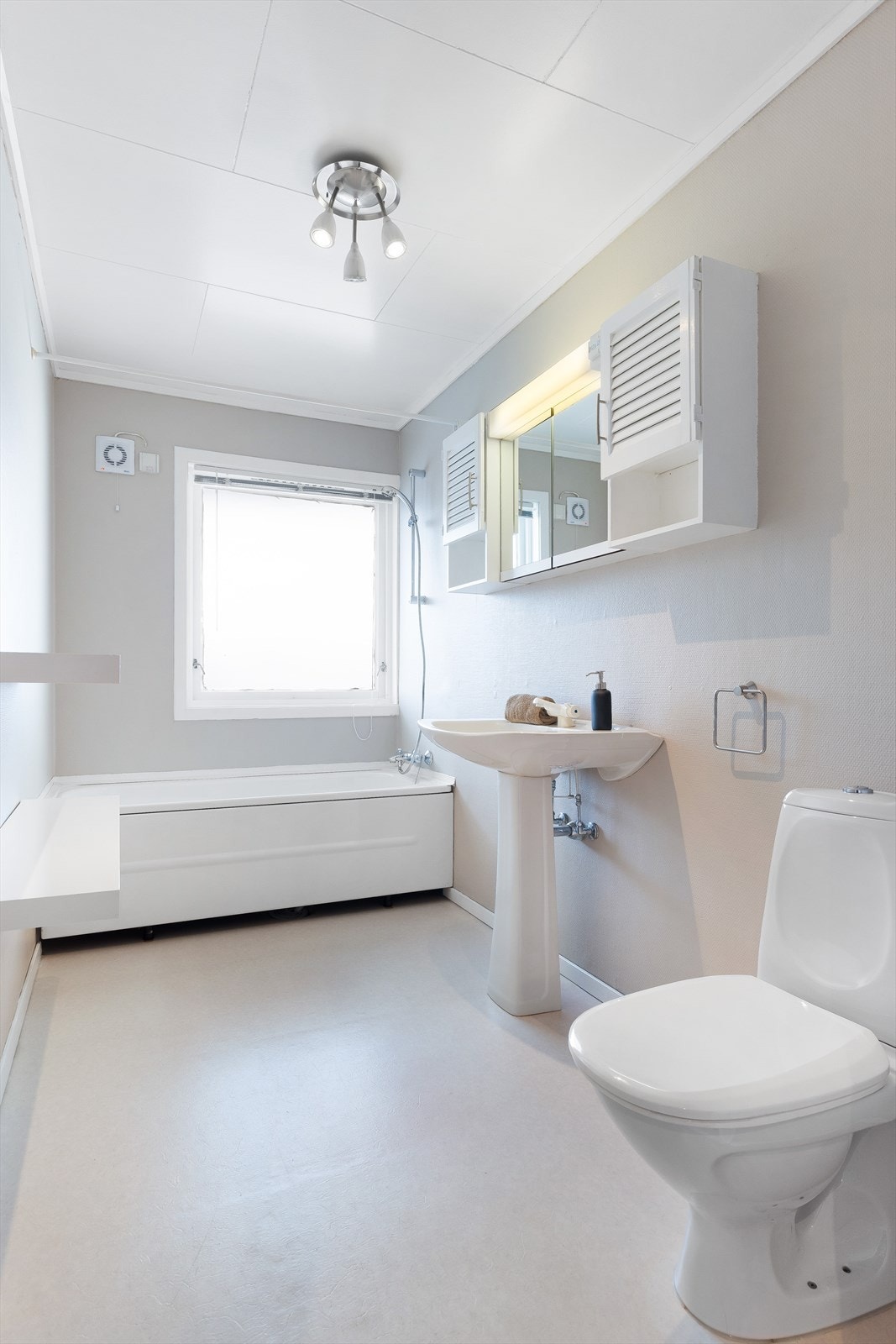 Bad kjeller med badekar Galleribilde