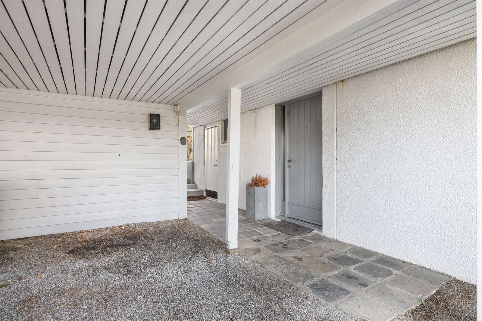 Inngang til boligen direkte fra carport - Bod bak carporten Galleribilde