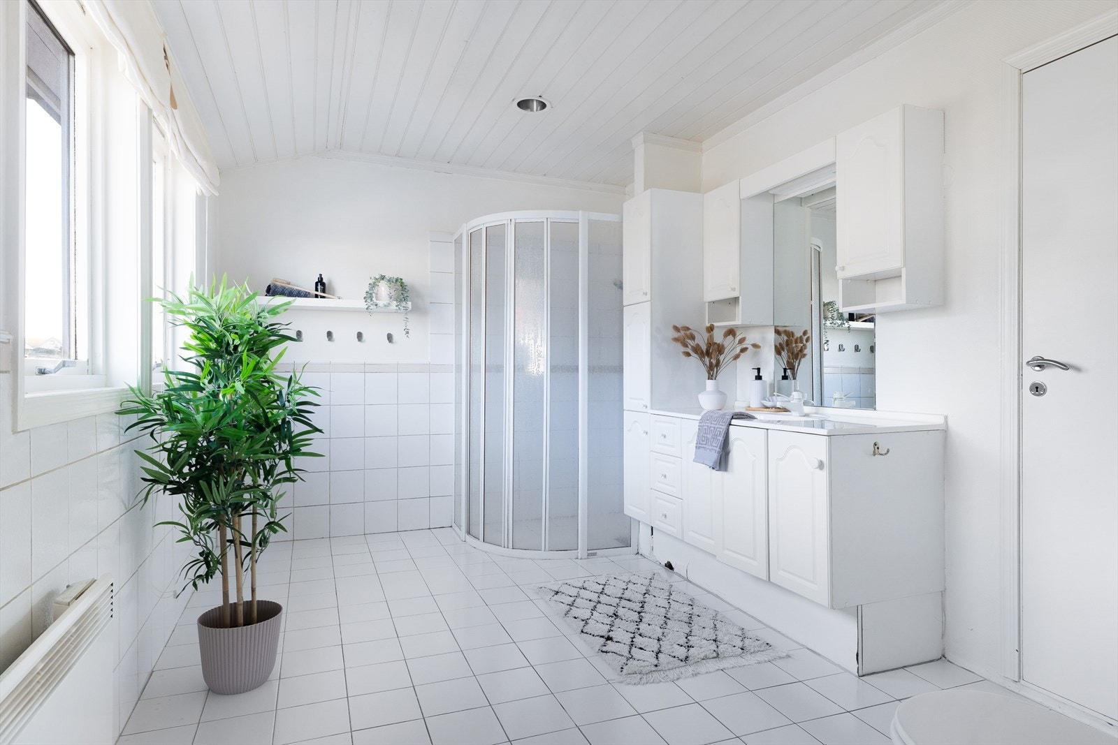 Bad i loftsetasje av god størrelse. Fliser på gulv og nedre del av vegger Galleribilde