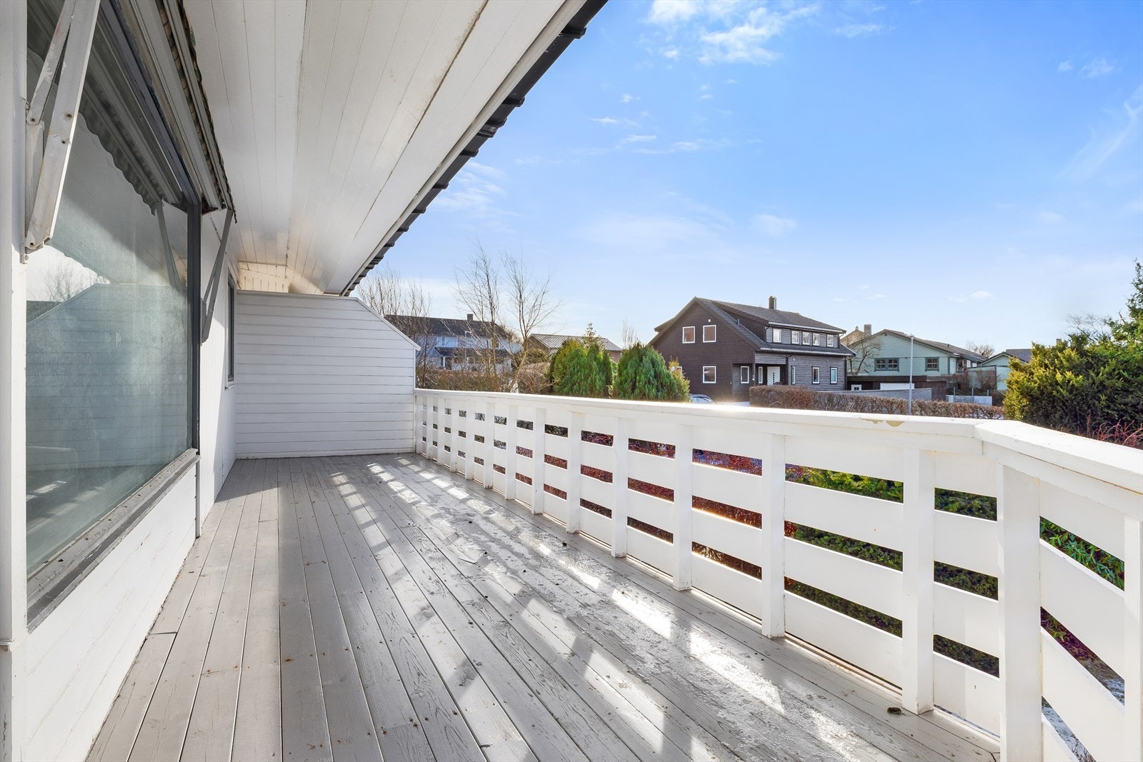 Terrassen fortsetter på fremsiden av huset Galleribilde