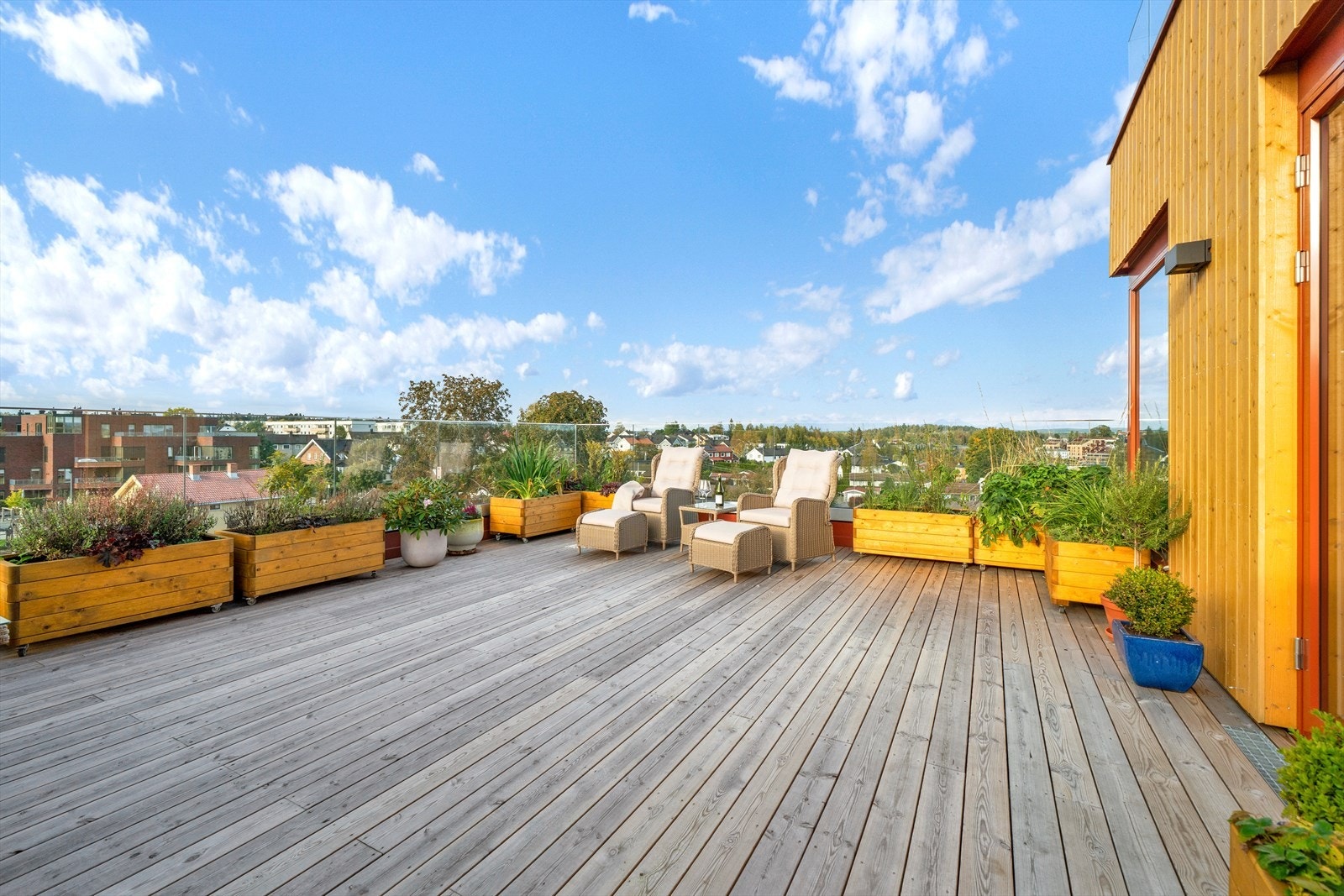 Vestvendt balkong på 43 kvm med fantastisk utsikt - og lite innsyn! Galleribilde