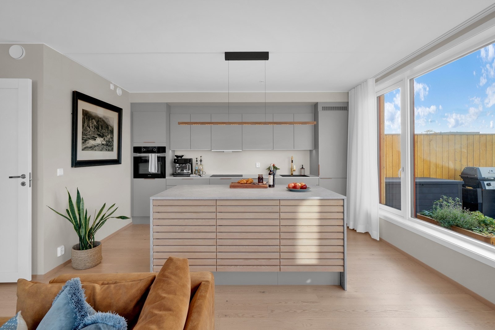 Kjøkkeninnredning fra HTH med Mìele platetopp og ovn. Galleribilde