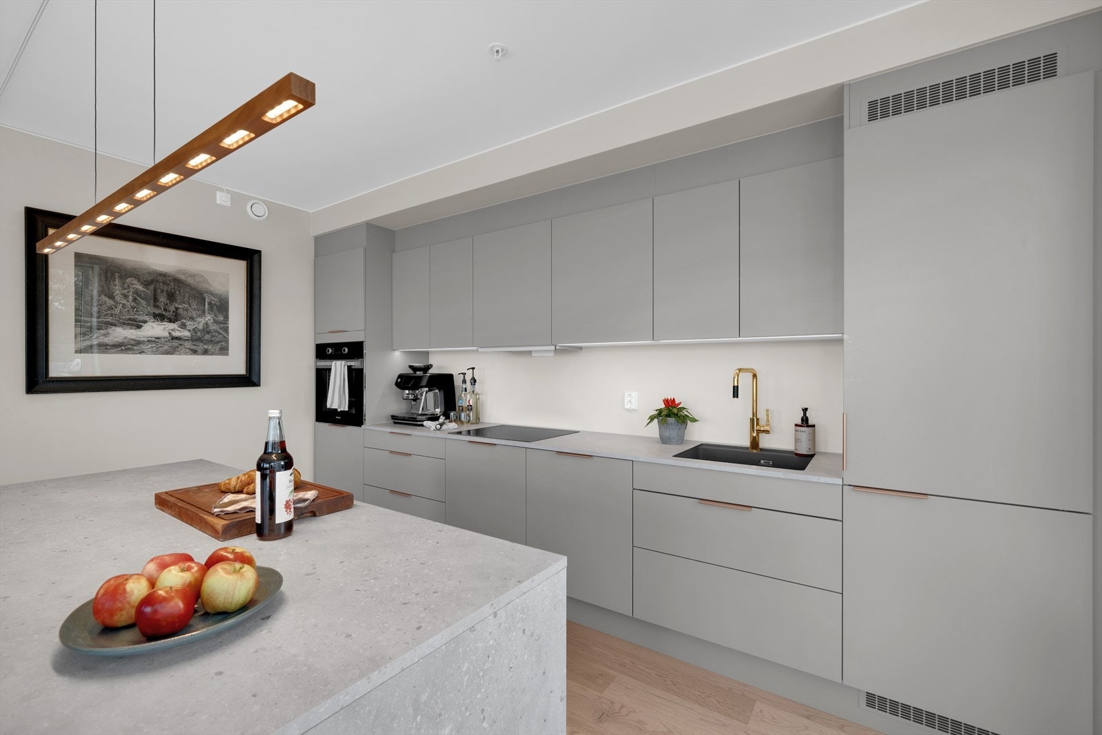 Kjøkkenøy (med stikkontakt) som gjør det enkelt å kokkelere og underholde gjestene samtidig. Galleribilde