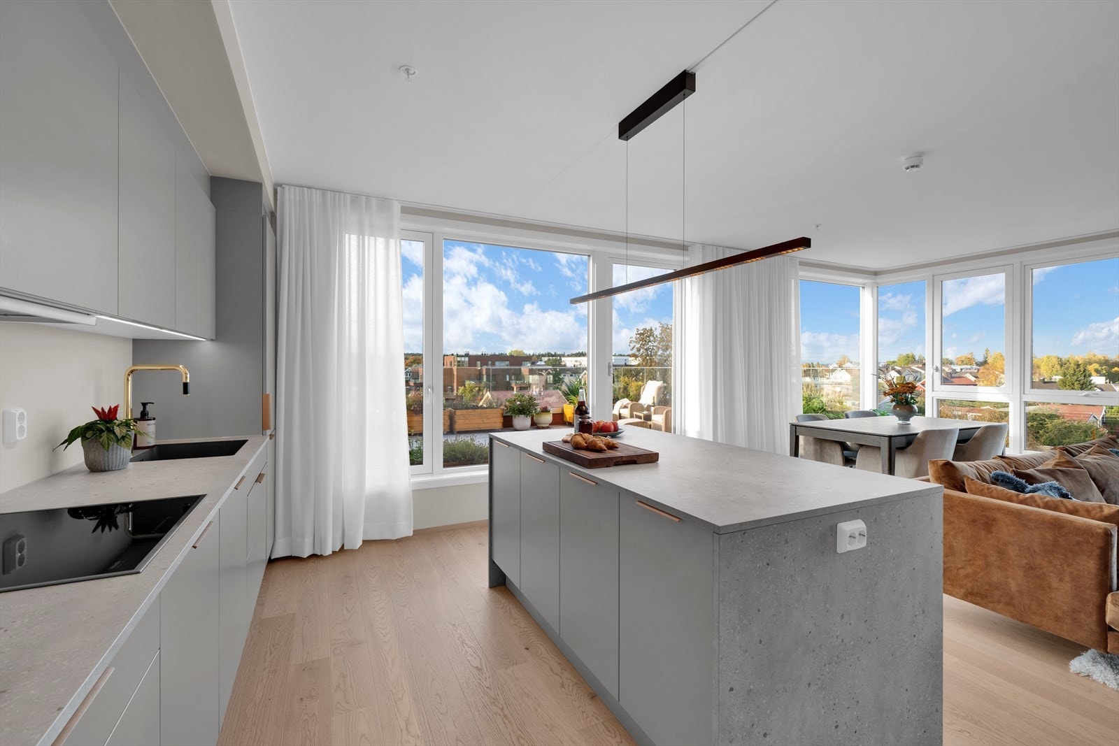 Store vindusflater som slipper inn godt med naturlig lys og som skaper en god atmosfære. Galleribilde