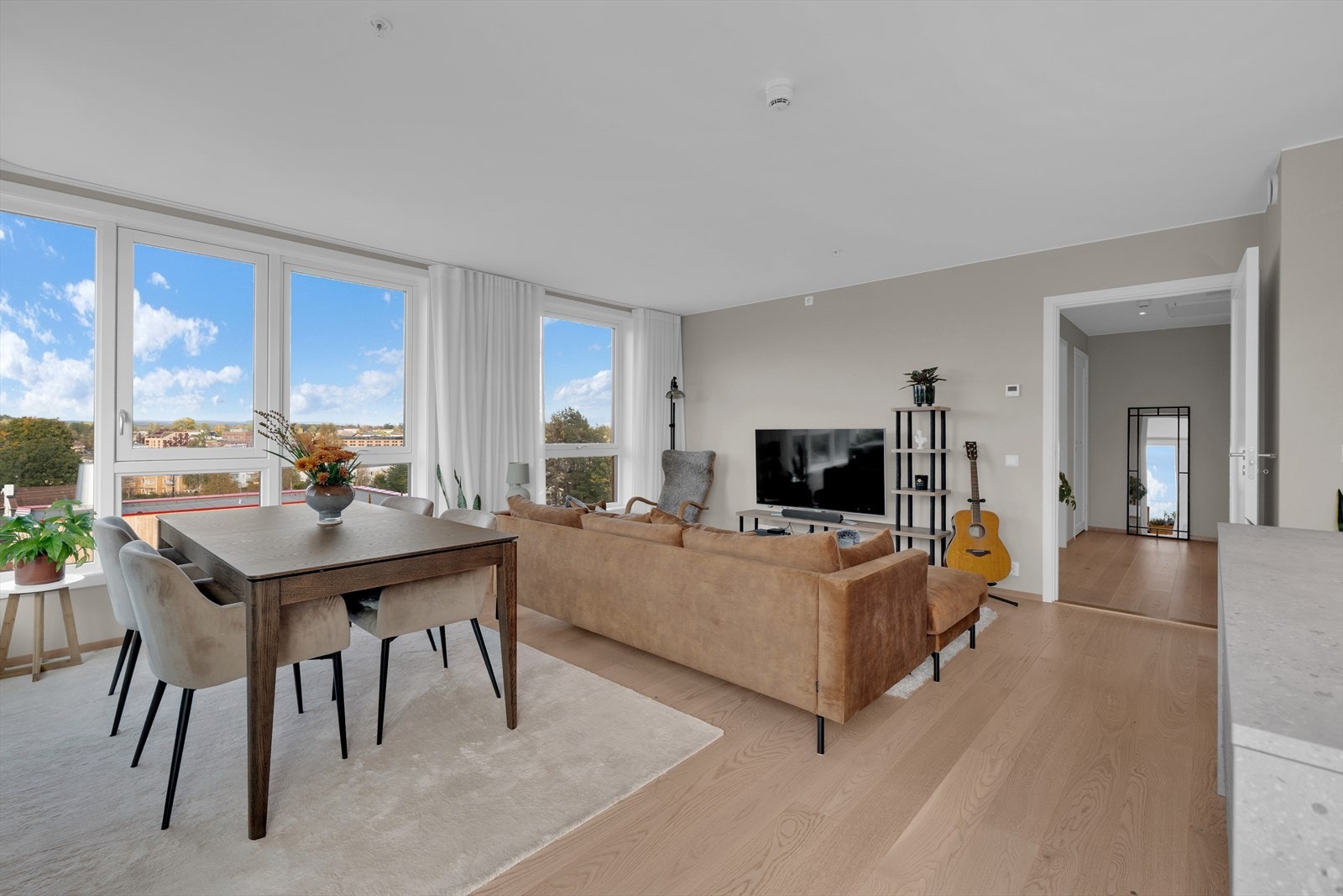 Eier har påkostet med plassbygde gardinskinner og gardiner som medfølger handelen. Galleribilde