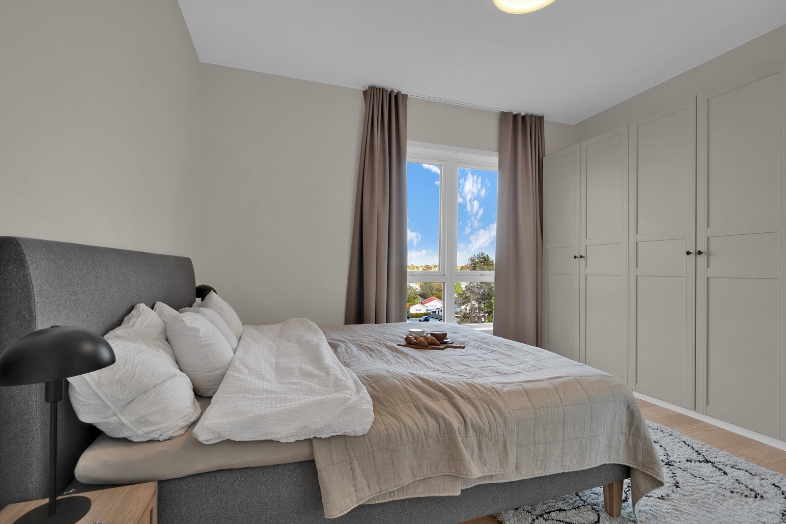 Hovedsoverom med garderobeskap og god plass til dobbeltseng. Galleribilde