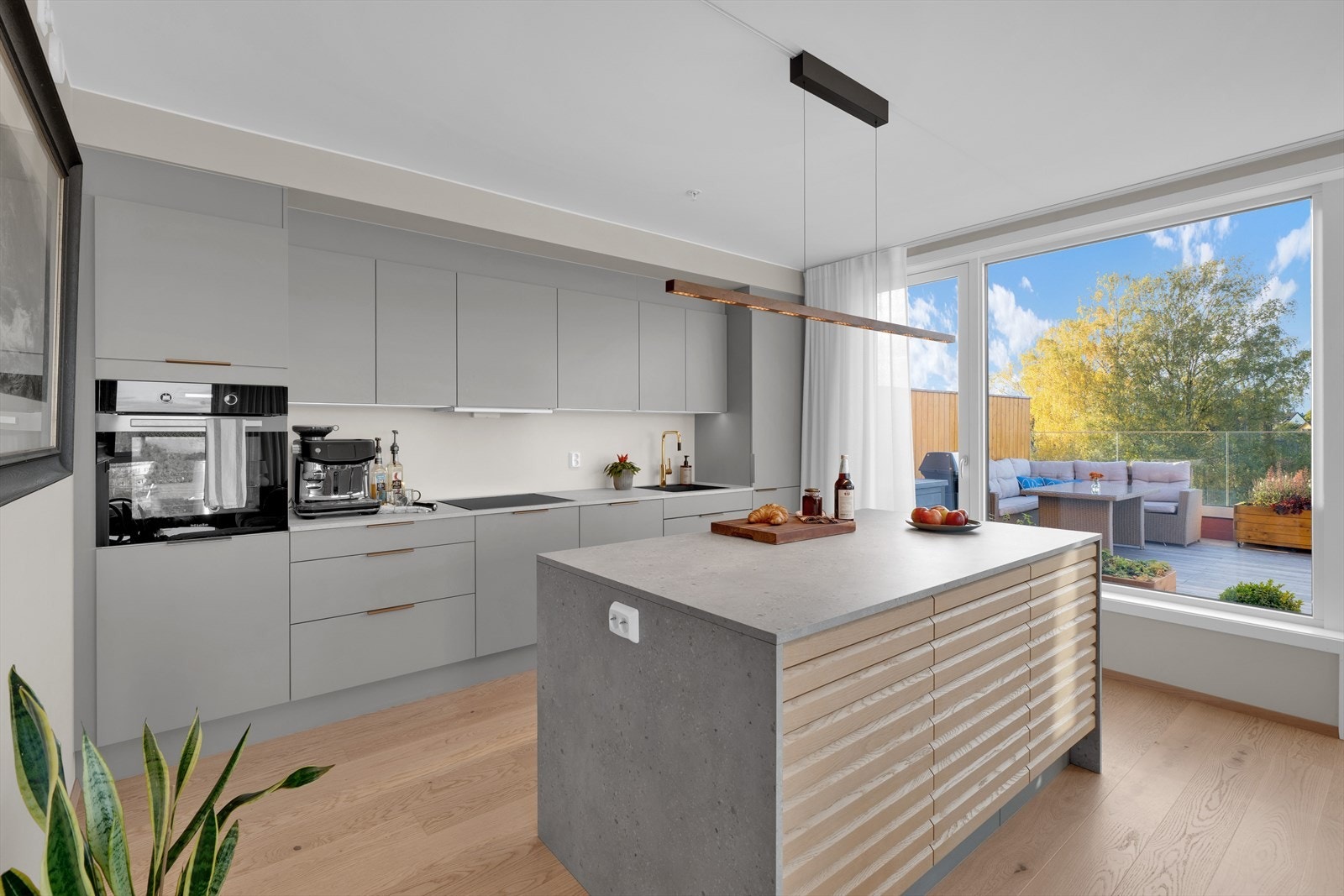 Flott kjøkkeninnredning med integrerte hvitevarer. Galleribilde