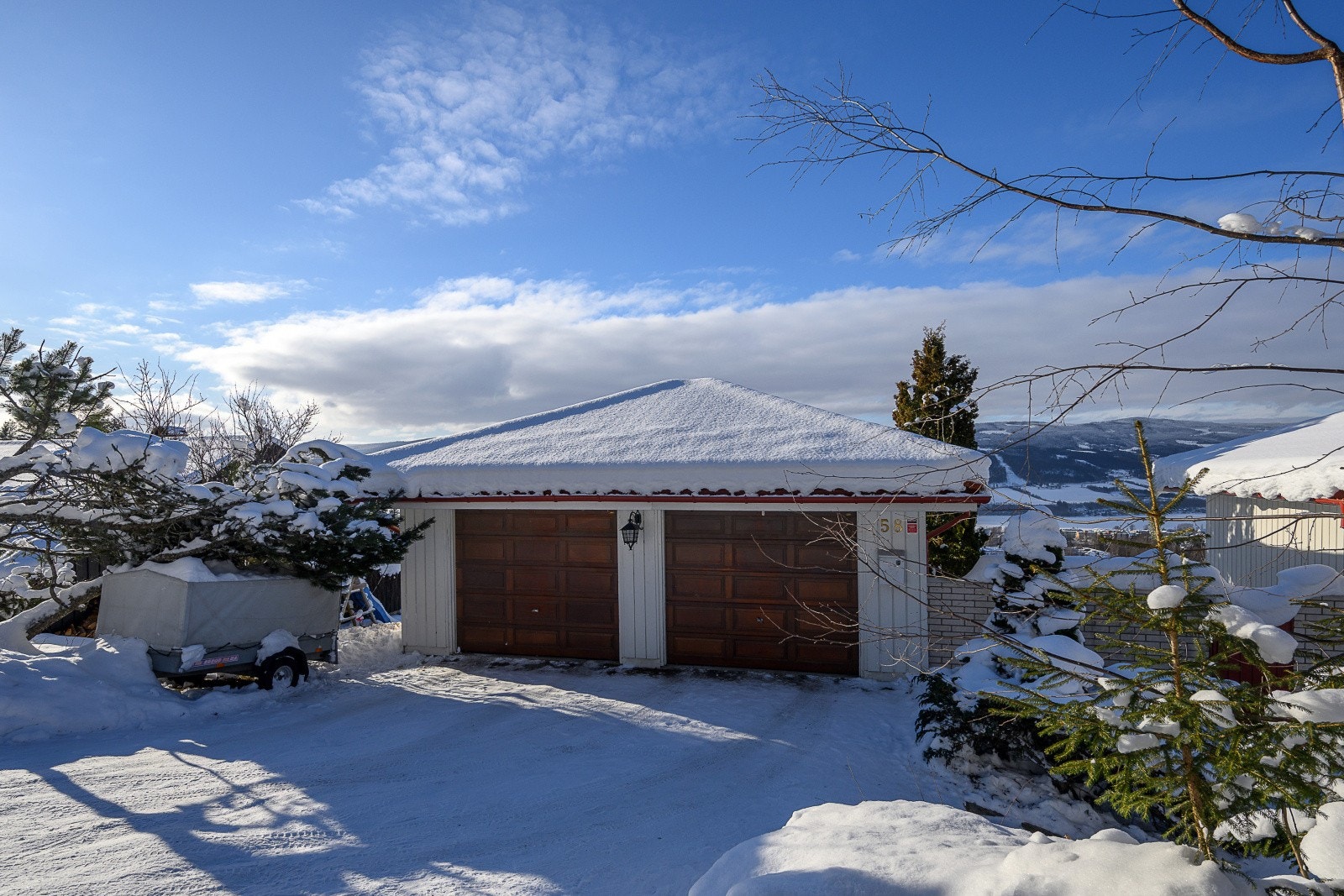 Bilen kan parkeres i garasje med to enkle porter. Galleribilde