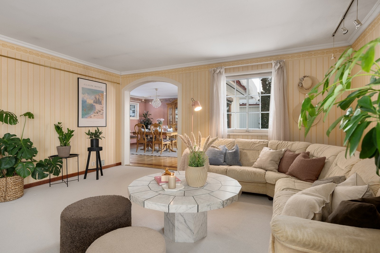 Adkomst fra stuen til spisestue. Galleribilde