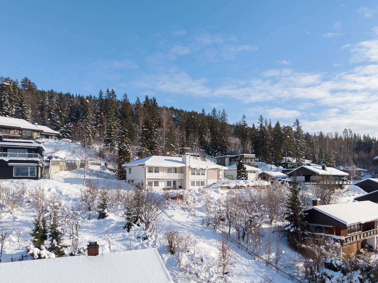 Eiendommen finner du med svært attraktiv beliggenhet i Nybu, ca. 1,5 km opp for gågata i Lillehammer og alle sentrumsfunksjoner som butikker, spisesteder, kino, bibliotek, kommunesenter, Sykehuset mm. Galleribilde