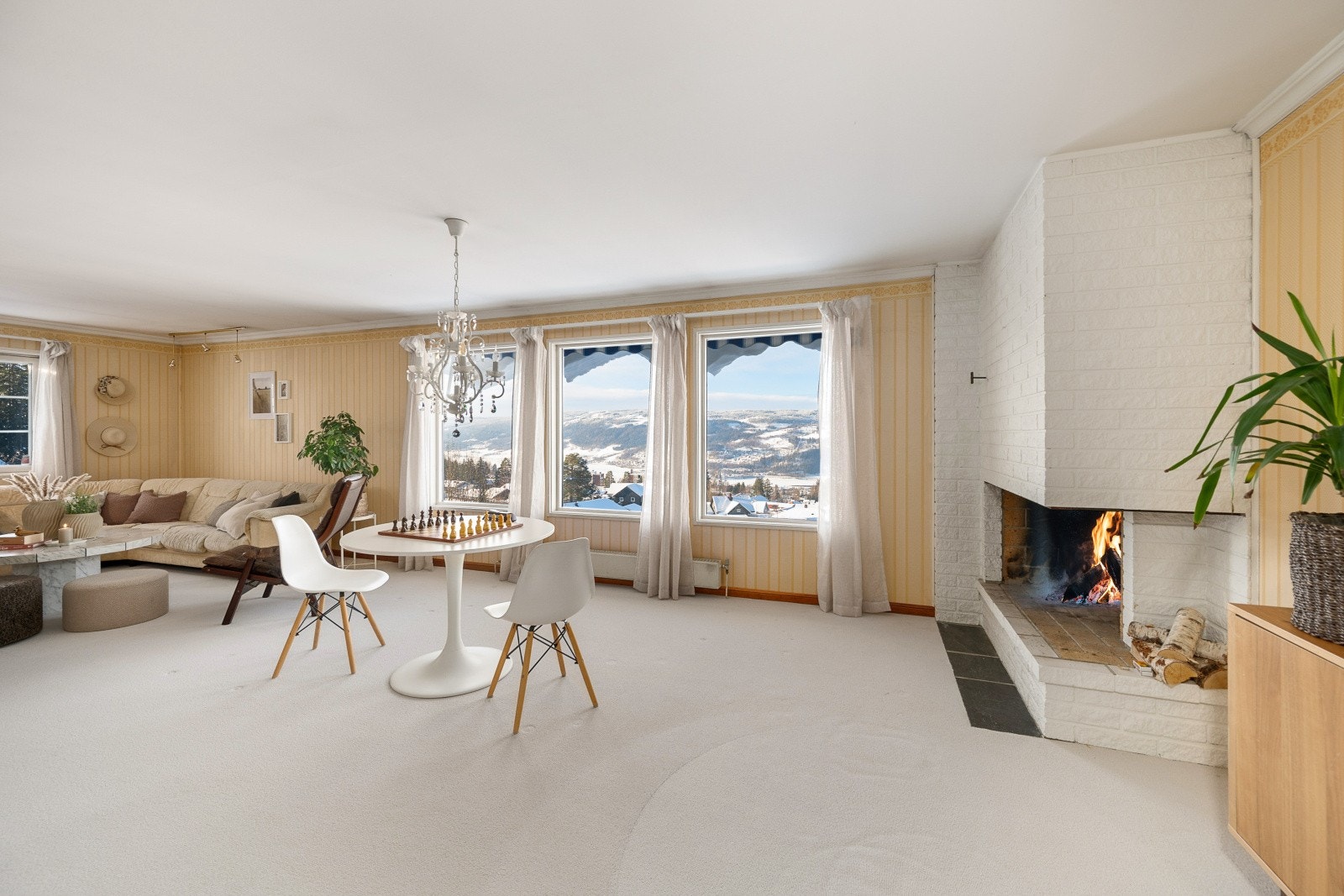 Store vindusfater slipper inn rikelig med naturlig lys. Galleribilde