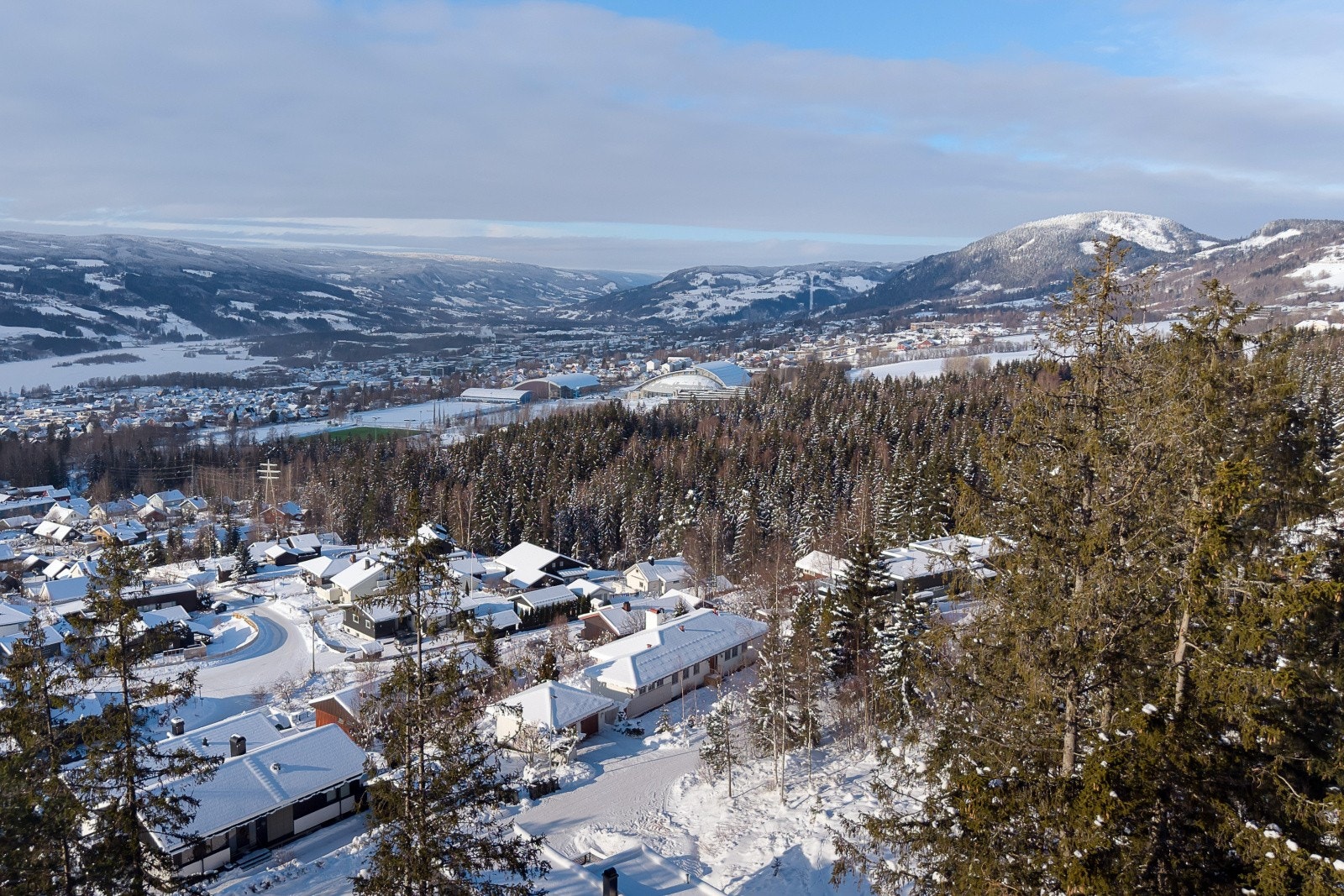 Like ved eiendommen går "tverrløypa" i Lillehammer, lysløype og et flott utgangspunkt for turer til alle årstider. Det er oppkjørt løypenett vinterstid og merkede turstier i flere retninger, både langs Mesnaelva, mot Kroken, skistadion mm. Galleribilde