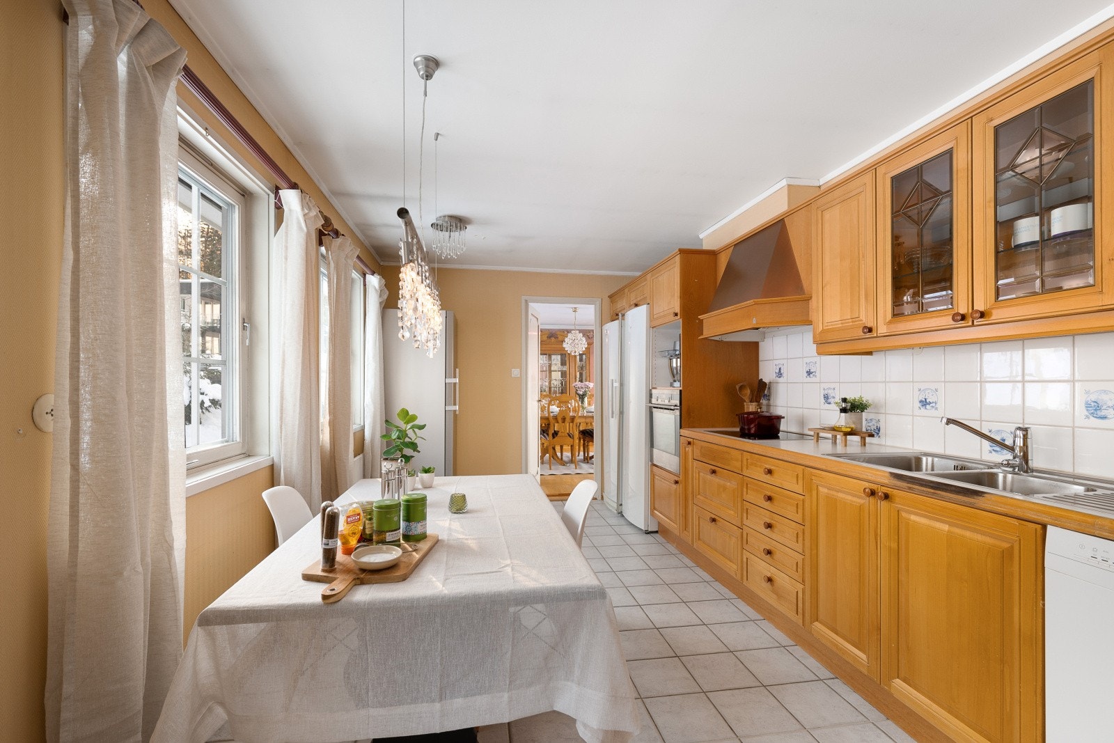 Det er integrert platetopp, komfyr og frittstående oppvaskmaskin, kjøleskap og fryseskap. Galleribilde