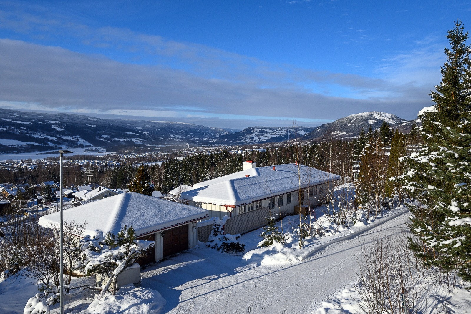 Dette er en stor og innholdsrik enebolig i et barnevennlig og attraktivt boligområde øverst på Nybu. Galleribilde