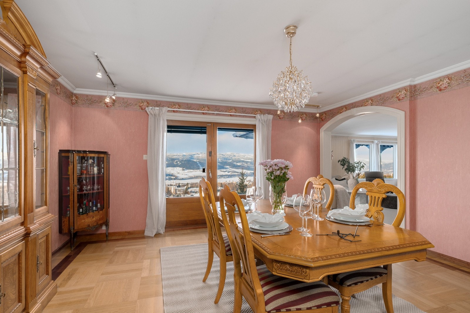 Spisestue med god plass til spisebord der man kan samle familie og venner til hyggelige sammenkomster. Galleribilde