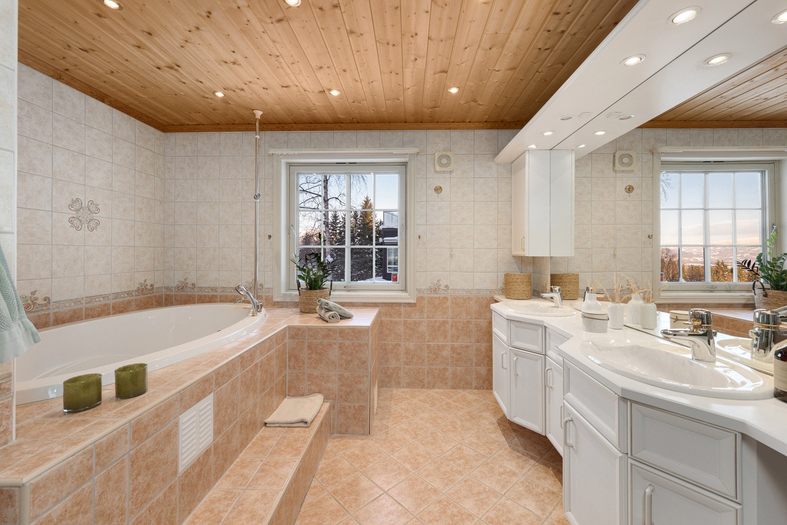 Badet i 1. etasje er oppført i 1999 og har fliser på vegger og gulv med gulvvarme samt downlights i taket. Galleribilde